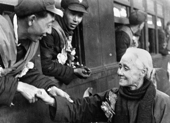 全國的鐵路工人們，一批批地志愿前往朝鮮前線工作，這是隴海路的鐵路工人魏志杰在臨行時和他母親告別的情形。新華社發(fā)（資料照片）