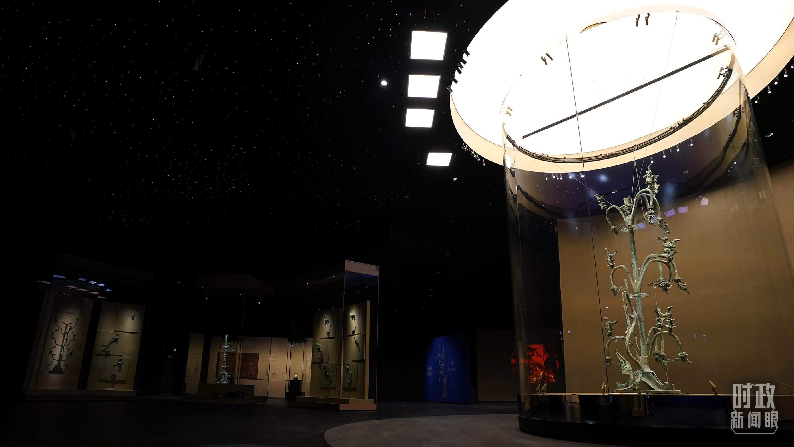 △三星堆出土的青銅神樹(shù)。（總臺(tái)國(guó)廣記者李晉拍攝）