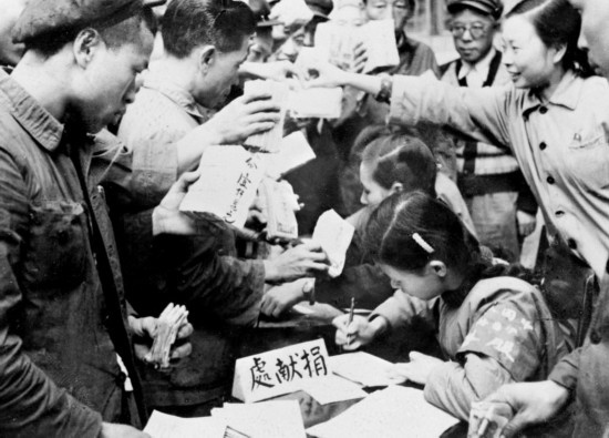 全國各地工商界踴躍捐獻(xiàn)款項(xiàng)，支援志愿軍。這是重慶市工商業(yè)者捐獻(xiàn)的情形。新華社發(fā)（資料照片）