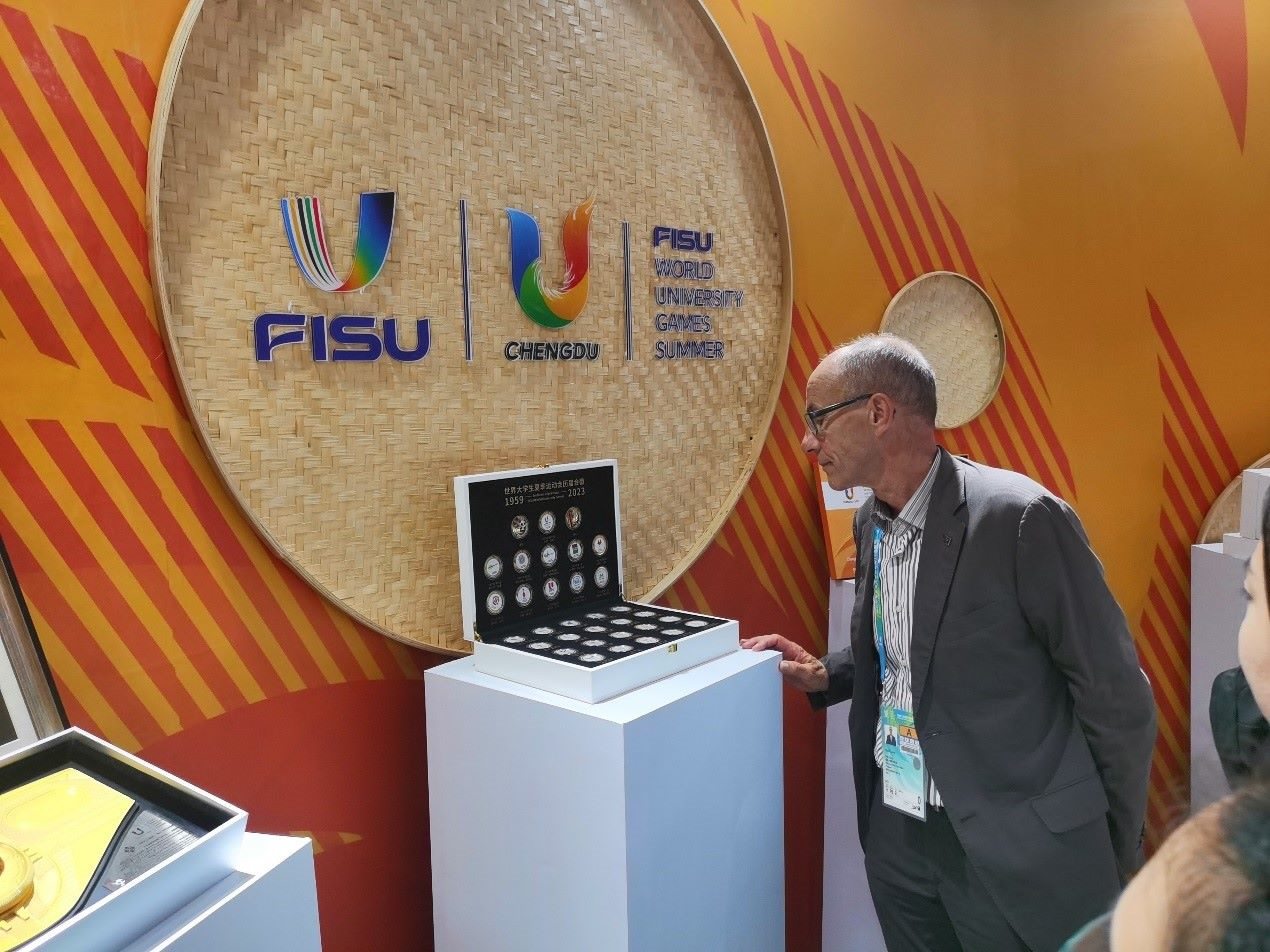 國際大體聯(lián)代理主席雷諾·艾德參觀大運(yùn)會特許商品。 人民網(wǎng)記者 楊磊攝