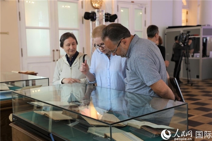 中俄圖書館論壇嘉賓共同參觀由俄羅斯國立列寧圖書館舉辦的館藏中國古籍善本圖書展。人民網(wǎng)記者 隋鑫攝