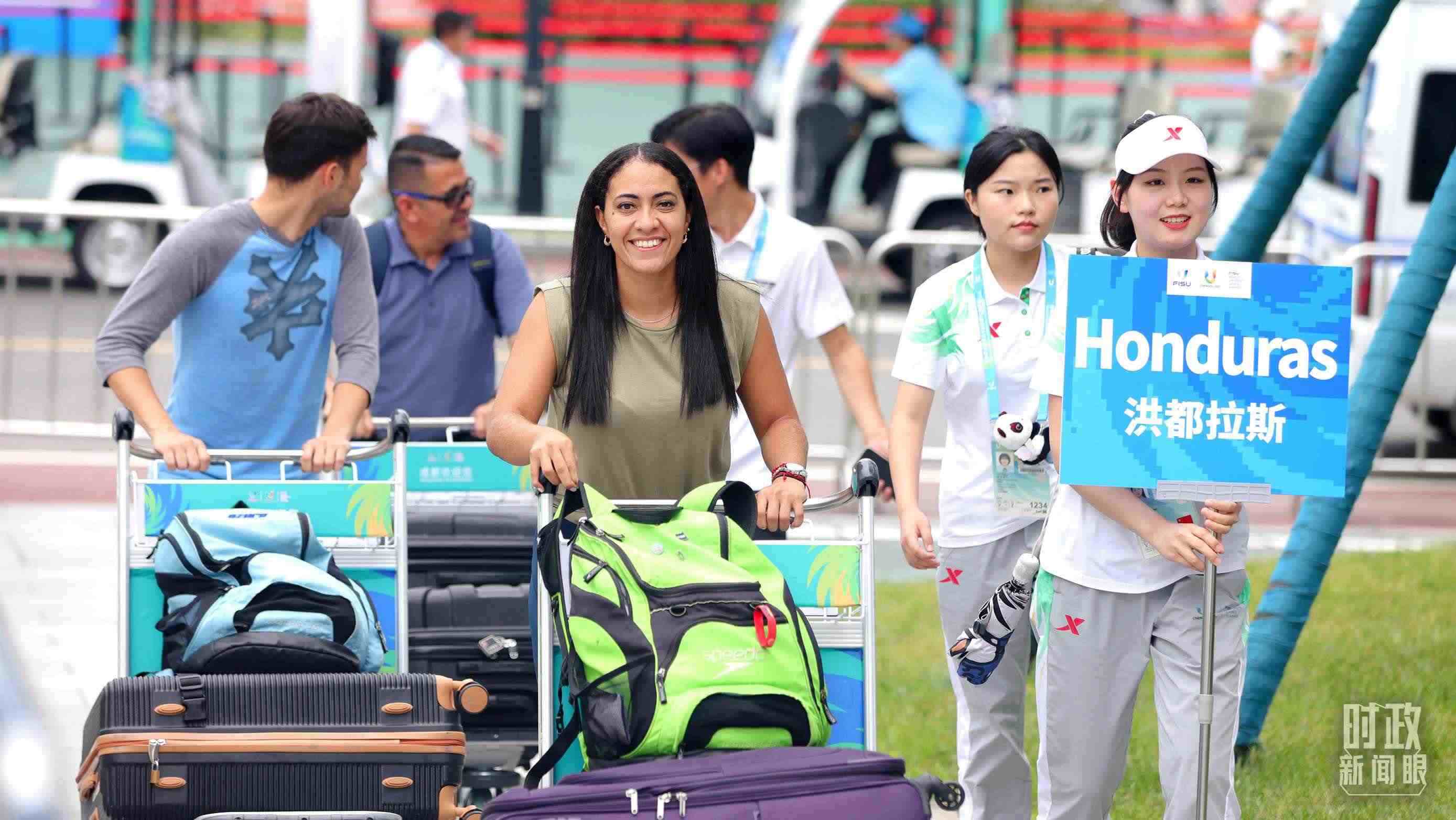 各國代表團(tuán)成員相繼抵達(dá)成都大運(yùn)村。（總臺央視記者魏幫軍拍攝）