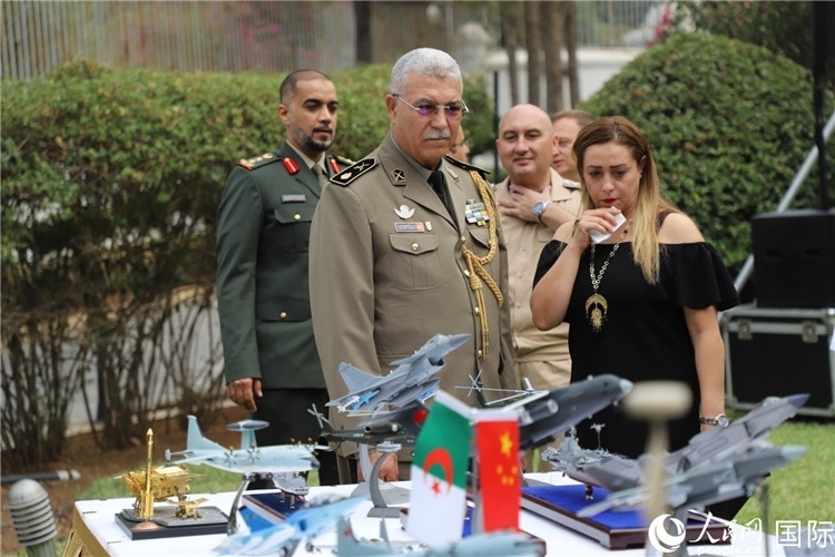 圖為與會嘉賓參觀招待會設(shè)置的武器裝備模型展臺。人民網(wǎng)記者 王傳寶攝