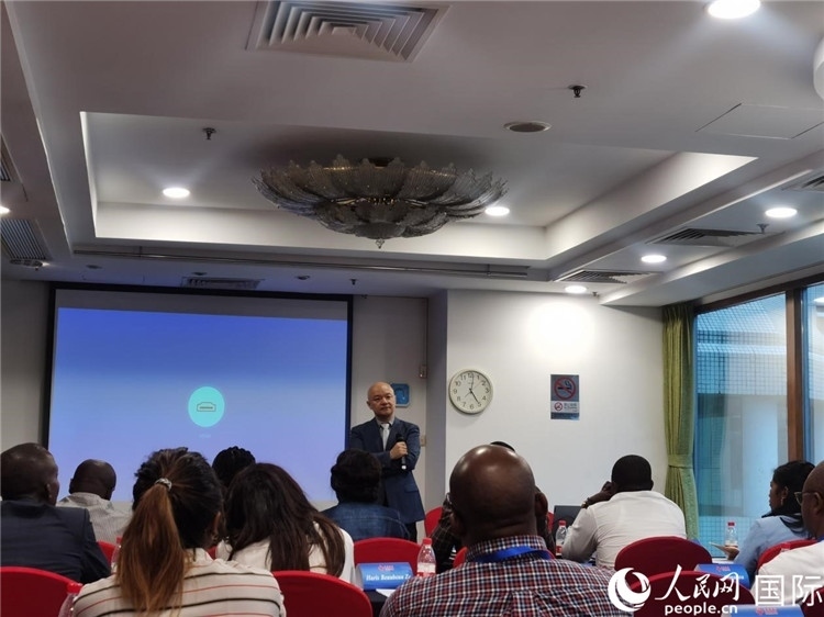 王鯤與研修班學員互動交流。 人民網(wǎng) 孫鴻宇攝