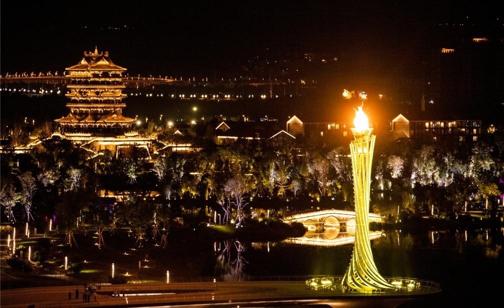 這是7月28日拍攝的成都大運(yùn)會(huì)主火炬。新華社記者曹祎銘攝