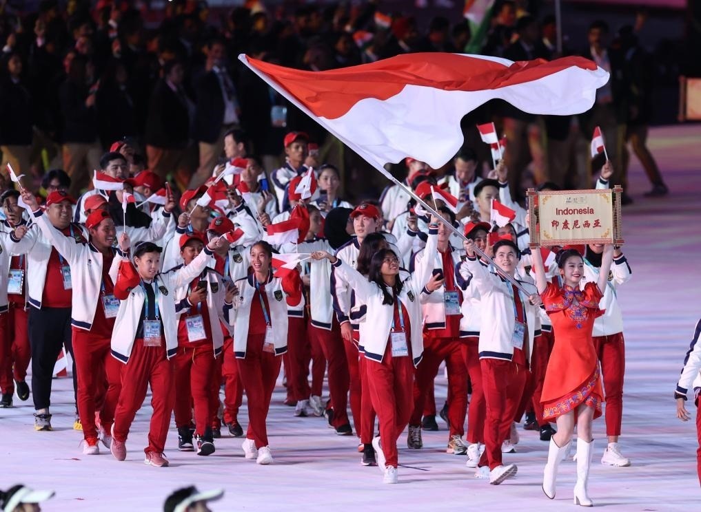 7月28日，印度尼西亞大學(xué)生體育代表團(tuán)在開幕式上入場(chǎng)。新華社記者張麗蕓攝