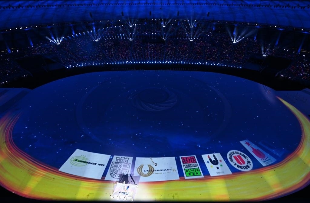 7月28日，國際大學(xué)生體育聯(lián)合會(huì)會(huì)旗在開幕式上入場(chǎng)。新華社記者劉磊攝