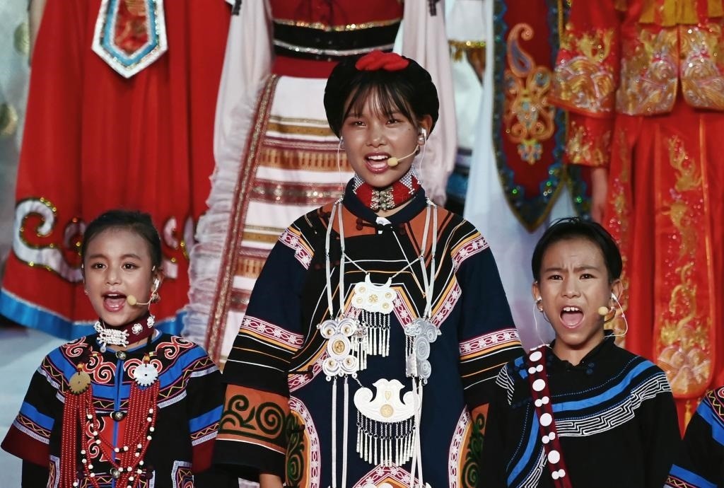 7月28日，吉好有果（中）在開幕式上表演。新華社記者陳澤國攝