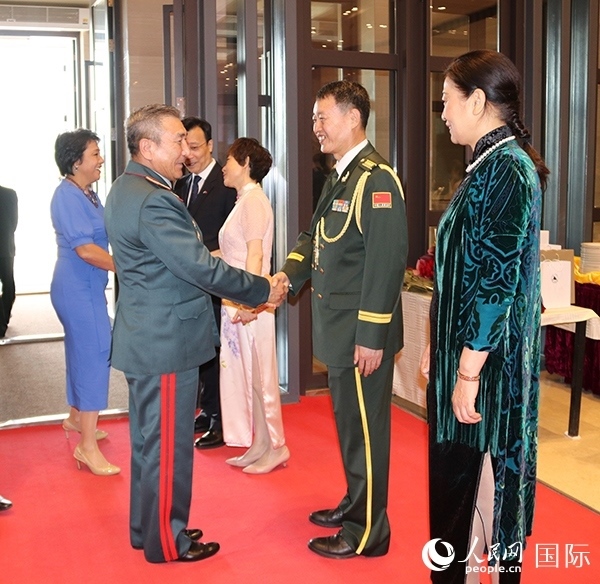 國防武官胡德君大校迎接賓客。人民網(wǎng)記者李強(qiáng)攝