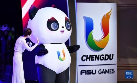 7月29日，成都大運會吉祥物“蓉寶”在聯(lián)歡會現(xiàn)場。新華社記者 張端 攝