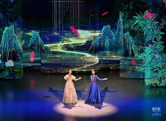 7月29日，演員在聯(lián)歡會現(xiàn)場演唱。新華社記者 蔡湘鑫 攝