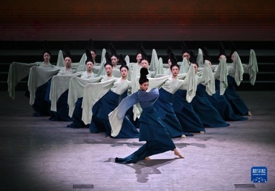 7月29日，演員在聯(lián)歡會現(xiàn)場表演《只此青綠》。新華社記者 蔡湘鑫 攝