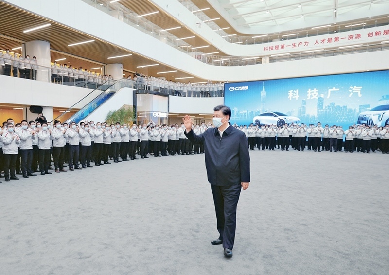 2023年4月10日至13日，中共中央總書記、國家主席、中央軍委主席習近平在廣東考察。這是12日下午，習近平在廣汽研究院向職工們揮手致意。 新華社記者 鞠鵬/攝