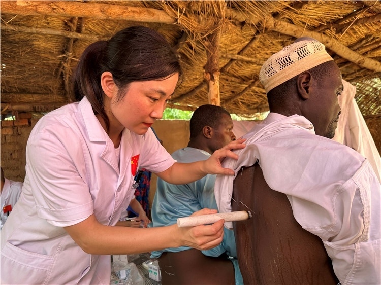 圖為吉安市中心人民醫(yī)院中醫(yī)科副主任醫(yī)師王李妮為患者進(jìn)行針灸治療。中國(guó)駐乍得醫(yī)療隊(duì)提供