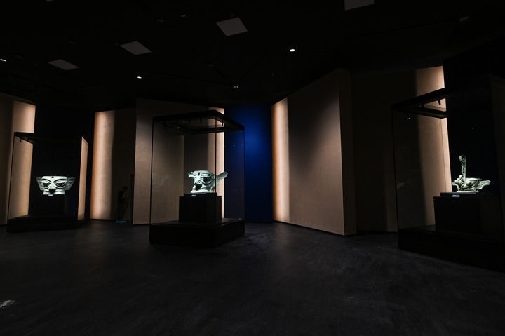 7月26日在三星堆博物館新館拍攝的展品。新華社記者 王曦 攝