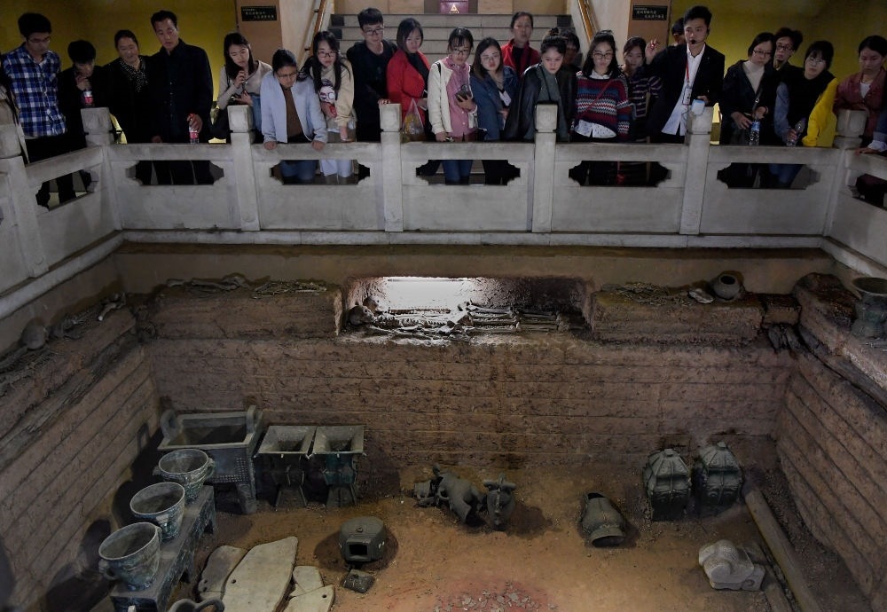 游客在河南安陽殷墟宮殿宗廟遺址內(nèi)的婦好墓參觀（2018年10月12日攝）。新華社記者 李安 攝