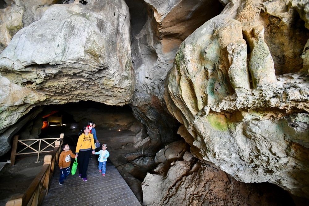 游人在位于福建省三明市三元區(qū)巖前鎮(zhèn)的萬壽巖遺址船帆洞游覽（2020年4月9日攝）。新華社記者 姜克紅 攝