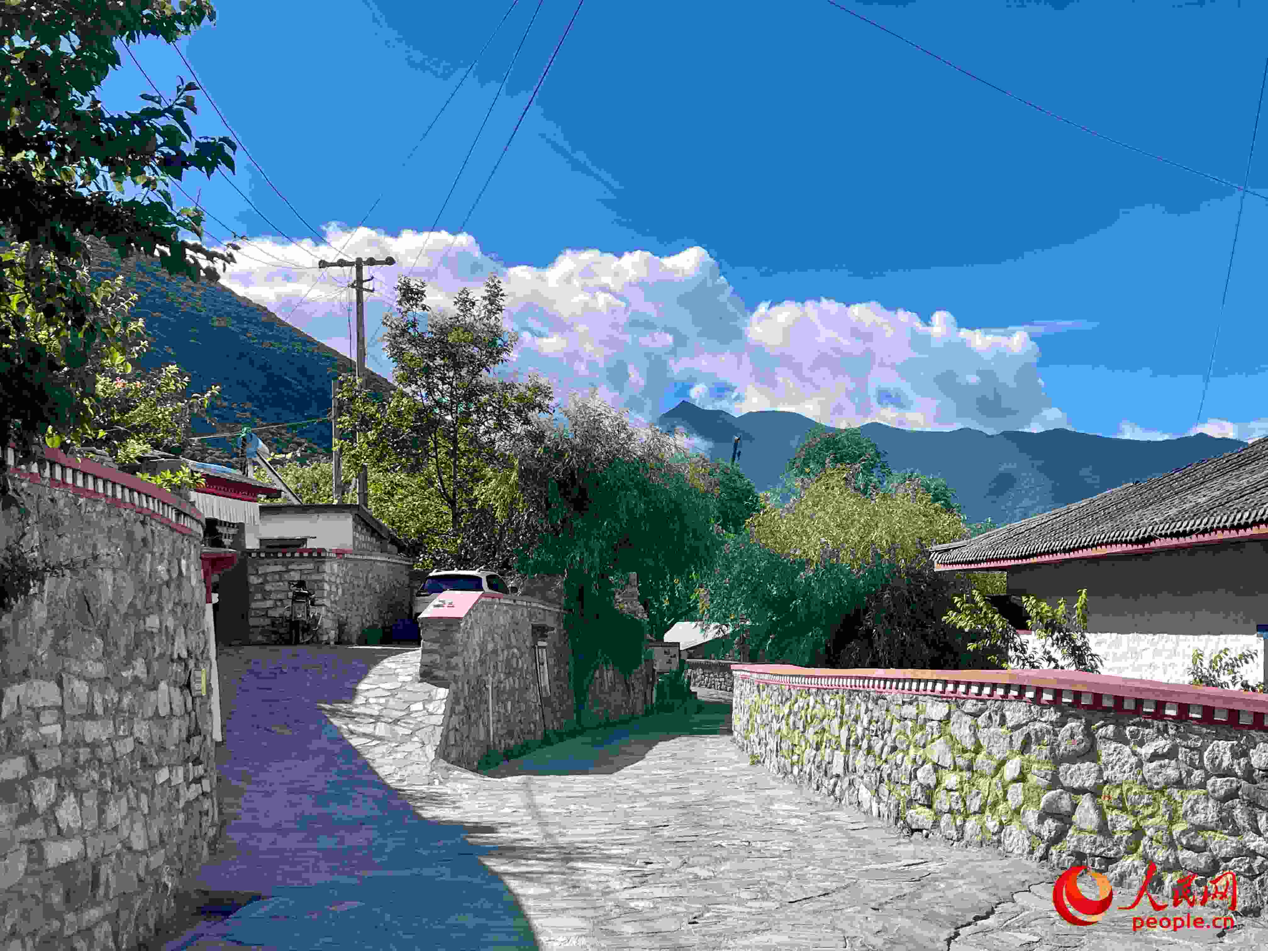 嘎拉村的村貌。人民網(wǎng) 周靜圓攝