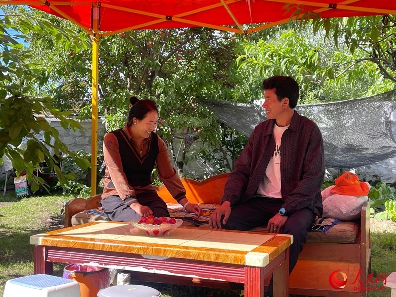 嘎拉村村民達瓦堅參和他的妻子。人民網(wǎng) 周靜圓攝