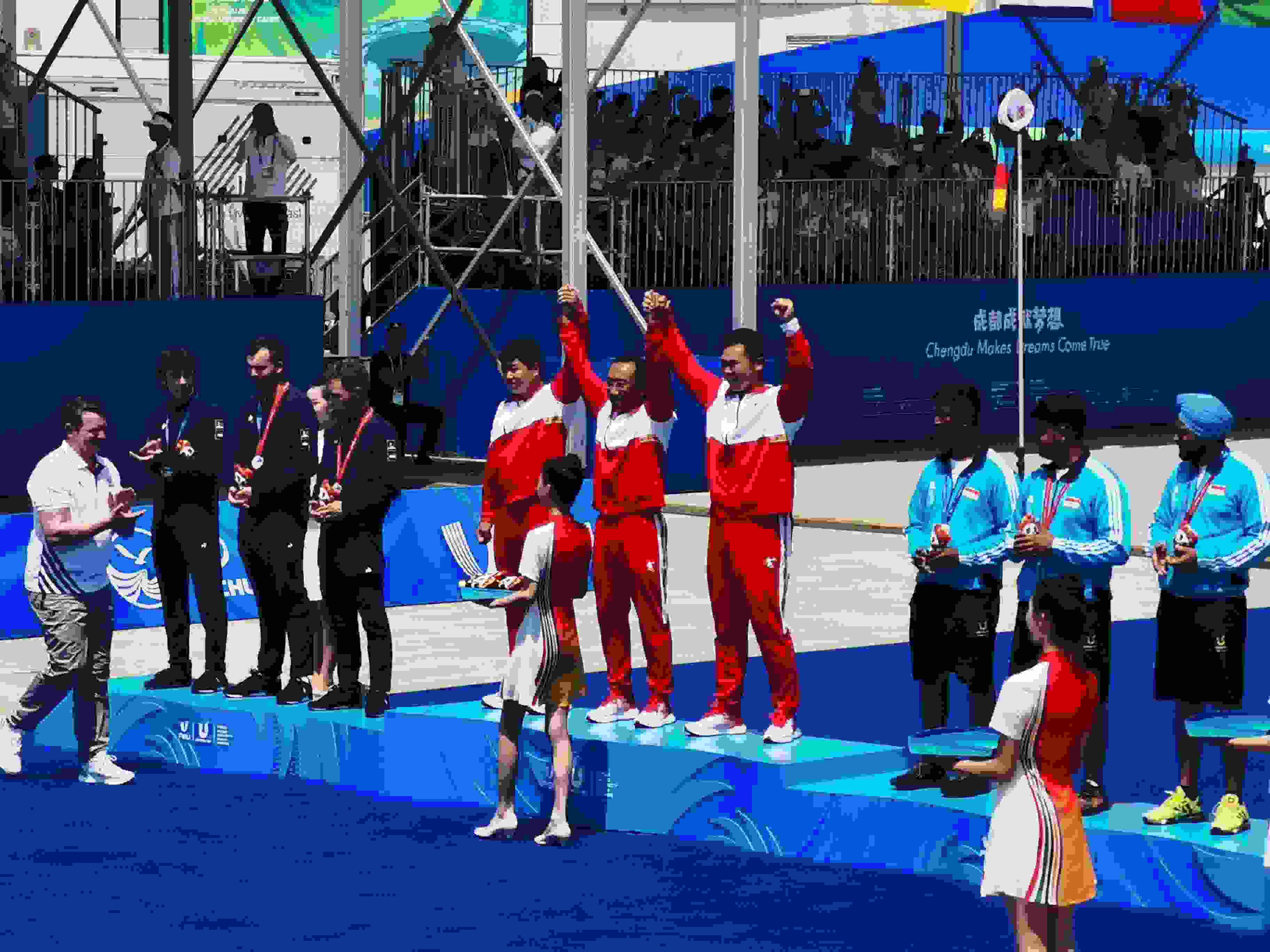 7月30日，在成都大運(yùn)會男子復(fù)合弓團(tuán)體頒獎儀式中，中國隊?wèi)c祝奪得冠軍。 人民網(wǎng)記者 楊磊攝