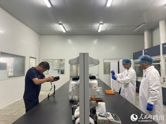 記者在位于成都市大邑縣的海光食品有限公司進(jìn)行采訪。人民網(wǎng)記者 何旭攝