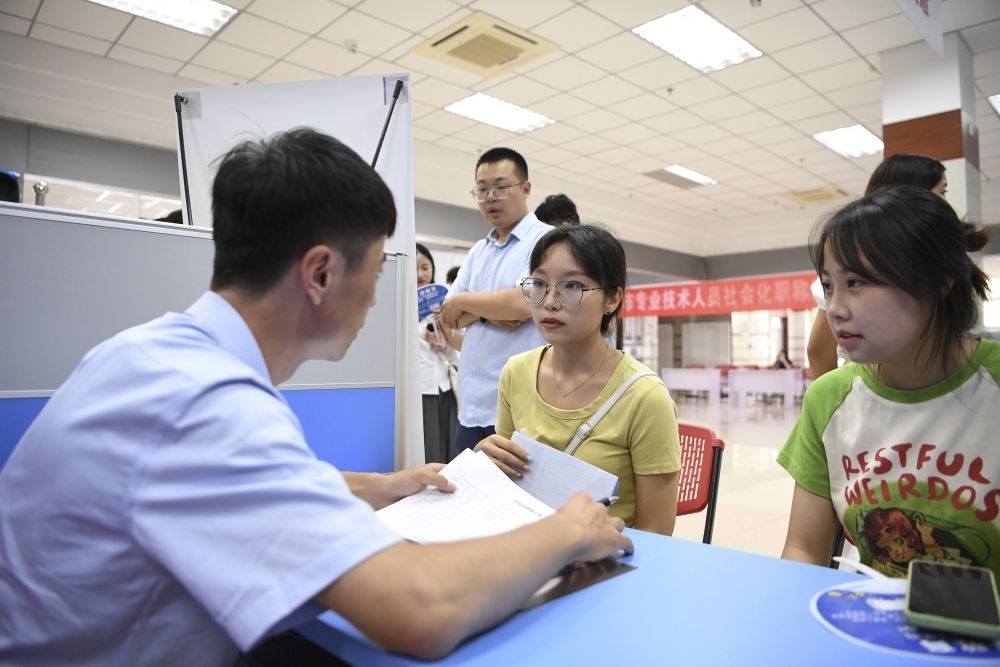 2023年7月29日，“揚(yáng)就業(yè)之帆，啟夢想之旅”2023年寧夏（銀川）離校未就業(yè)高校畢業(yè)生招聘會(huì)在寧夏（銀川）人力資源服務(wù)產(chǎn)業(yè)園舉行。求職者（右）在招聘會(huì)現(xiàn)場與用人單位交流。新華社記者 馮開華 攝