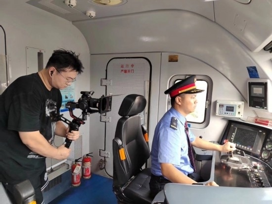 記者采訪中歐班列（成都）首發(fā)司機仲俊斕。成都機務(wù)段供圖