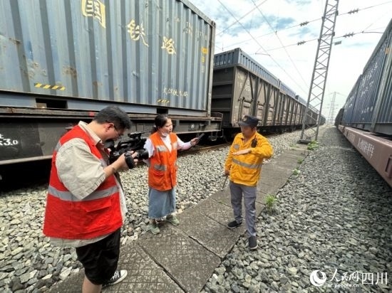 記者采訪中歐班列（成都）首發(fā)班列“專檢小組”組長劉偉。人民網(wǎng)記者 王波攝