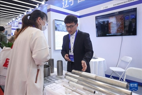 4月8日，參展商在2023中國中小企業(yè)發(fā)展大會(huì)“專精特新”中小企業(yè)展覽會(huì)上向觀眾介紹產(chǎn)品。新華社記者 龍雷 攝