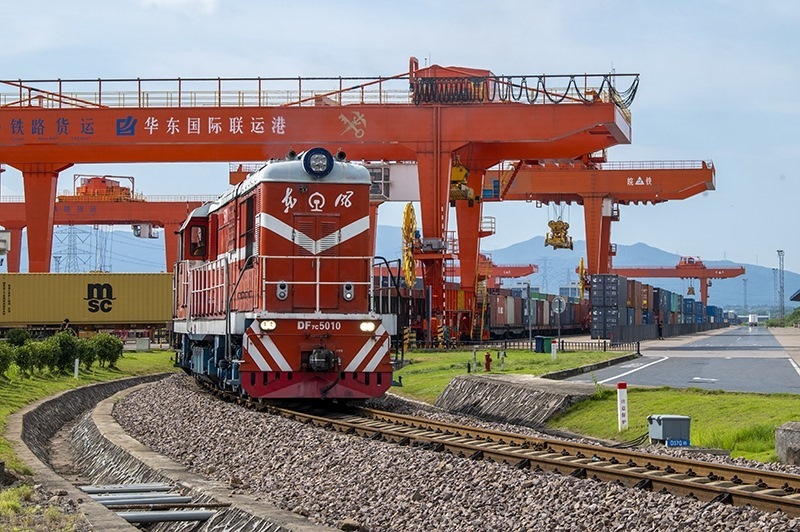 △2023年7月25日，在浙江省金華市華東國際聯(lián)運港，一輛“義新歐”中歐班列裝載著110個標箱日用百貨、家用電器、家裝材料等貨物，啟程駛向哈薩克斯坦。