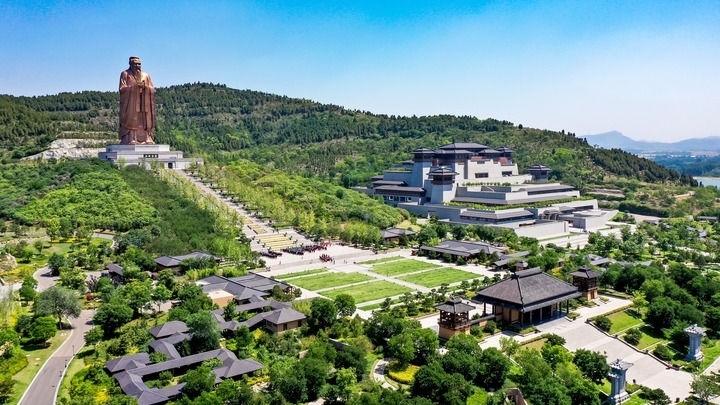 這是2023年6月8日拍攝的山東省曲阜市尼山圣境（無人機(jī)照片）。新華社記者 郭緒雷 攝