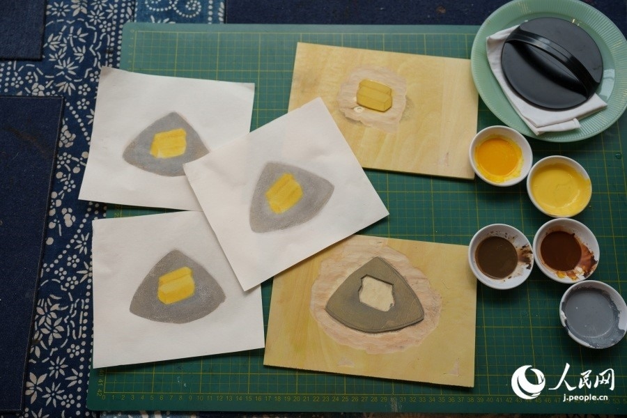 圖為丁未堂創(chuàng)作的木版畫(huà)及木版。人民網(wǎng)記者 張若涵攝