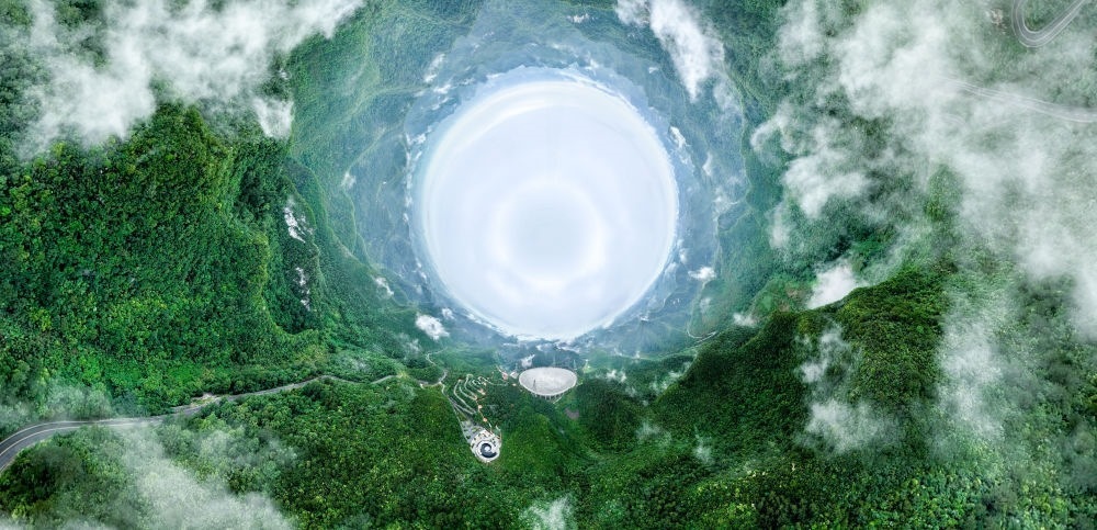 6月22日拍攝的“中國(guó)天眼”全景（維護(hù)保養(yǎng)期間拍攝，無(wú)人機(jī)全景拼接照片）。新華社記者 歐東衢 攝