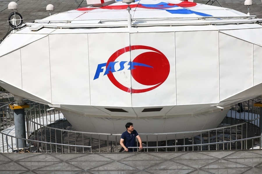 2022年8月25日，F(xiàn)AST運(yùn)行和發(fā)展中心常務(wù)副主任、總工程師姜鵬在饋源艙前（維護(hù)保養(yǎng)期間拍攝）。新華社記者 歐東衢 攝