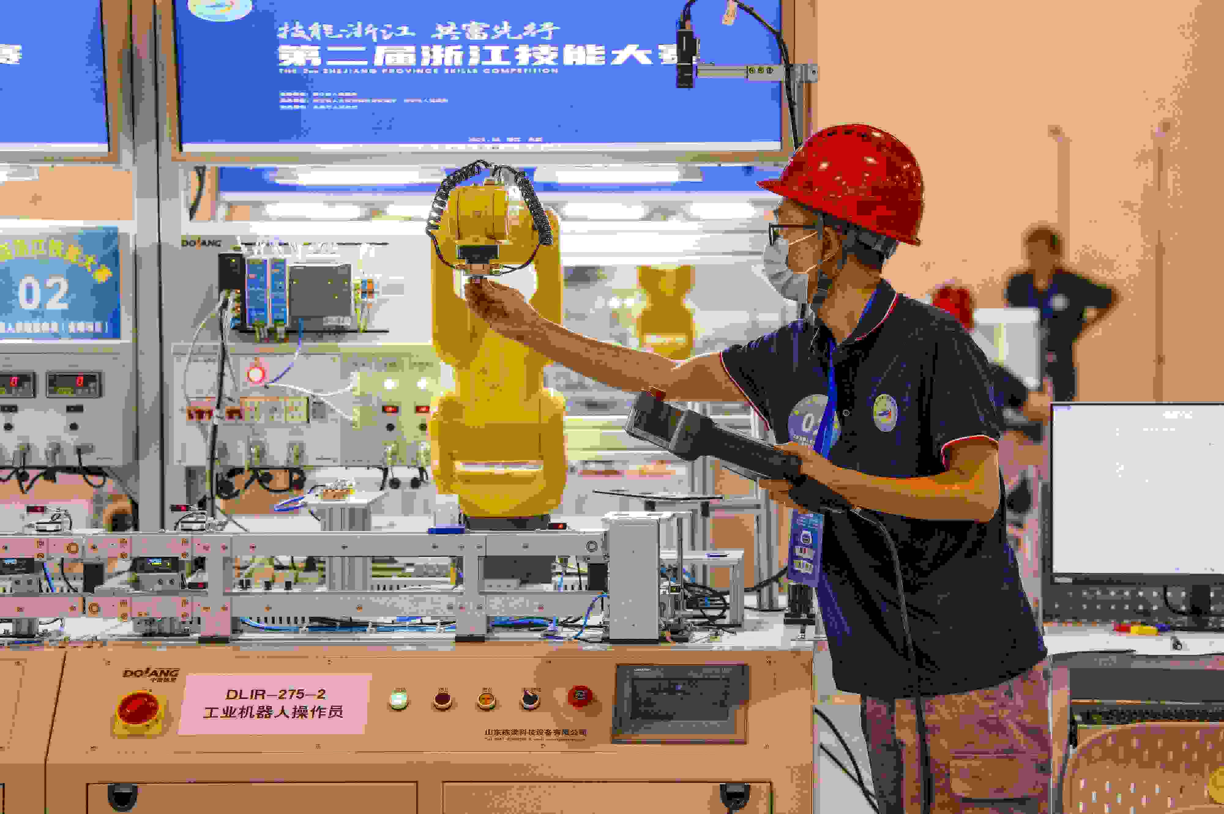 2023年6月19日，第二屆浙江技能大賽在永康市國際會展中心舉行。參賽選手在進(jìn)行工業(yè)機(jī)器人系統(tǒng)操作員項目比賽。