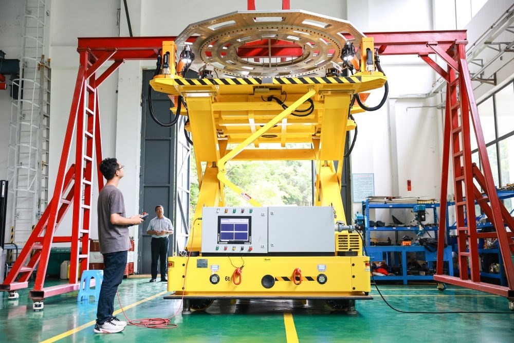 7月26日，工作人員在調(diào)試饋源接收機(jī)拆裝機(jī)器人。新華社記者 歐東衢 攝