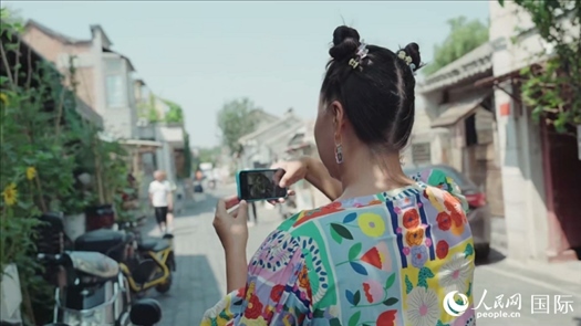 柳芭在胡同里采風(fēng)。人民網(wǎng) 張若涵攝