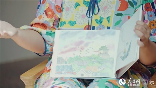 柳芭向人民網(wǎng)記者展示自己的作品。人民網(wǎng) 張若涵攝
