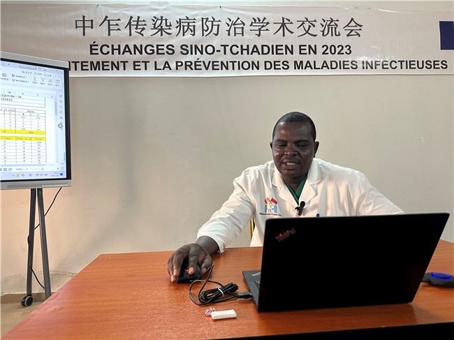 圖為中乍友誼醫(yī)院兒科護(hù)士長穆罕默德·阿米勒·阿里授課。中國援乍得醫(yī)療隊供圖