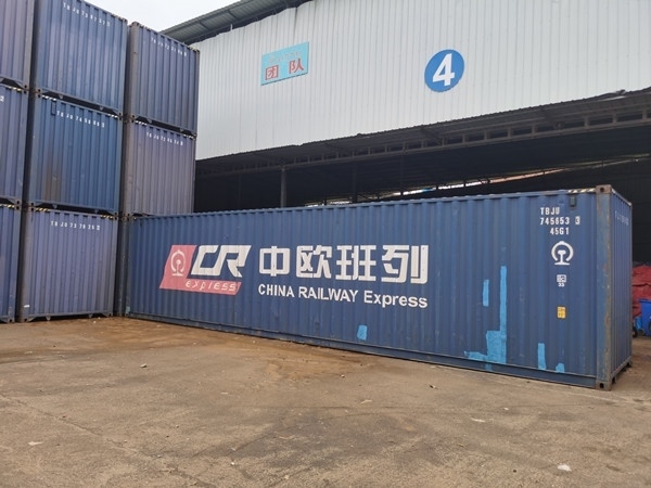 即將以“中老鐵路+中歐班列”模式過境運輸?shù)募b箱。朱益孝攝