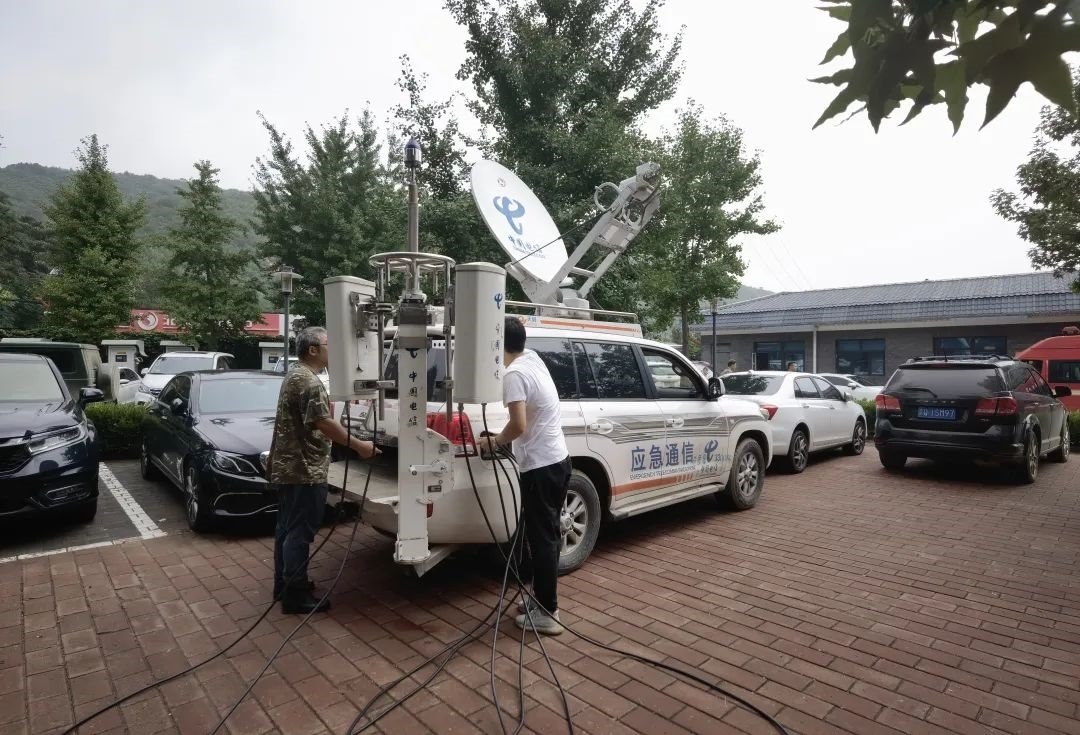工作人員正在進(jìn)行通信搶修。 受訪者供圖