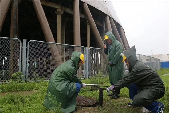 華能北京熱電廠員工操作排水閥降低水塔水位。 受訪者供圖