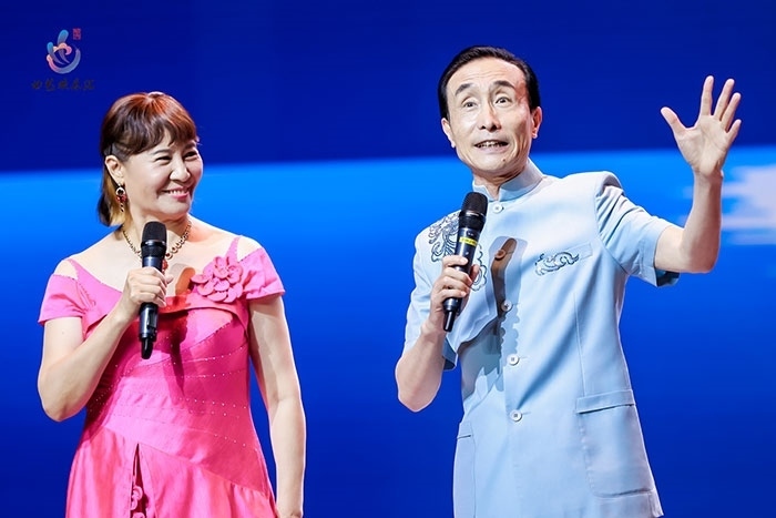 小品表演藝術(shù)家鞏漢林、金珠在演出現(xiàn)場。主辦方供圖