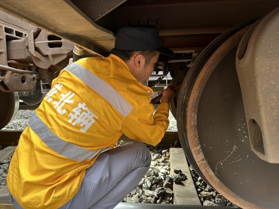 劉偉在進(jìn)行列車檢查工作。人民網(wǎng) 王紹紹攝