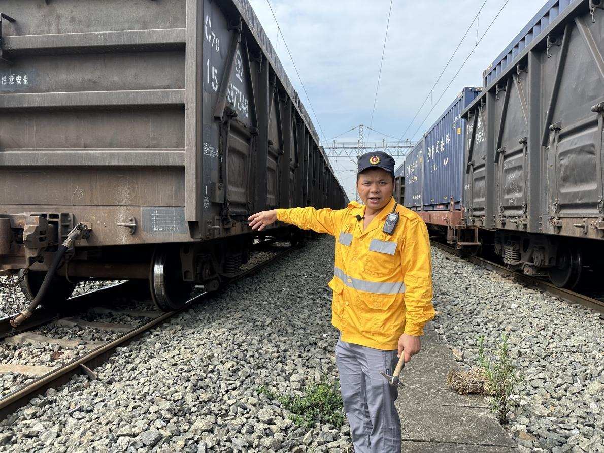 劉偉在向記者介紹檢車注意事項。人民網(wǎng) 王紹紹攝