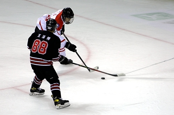 陜西隊球員馬思成與黑龍江隊球員王泓博爭搶。人民網(wǎng)記者 胡雪蓉攝