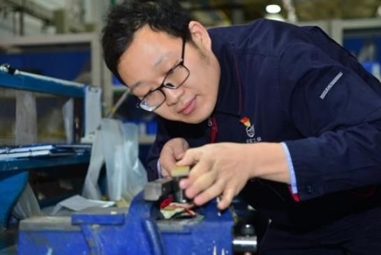 工作中的方文墨。航空工業(yè)沈飛供圖