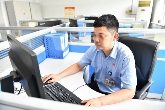 工作中的康凱。航空工業(yè)沈飛供圖