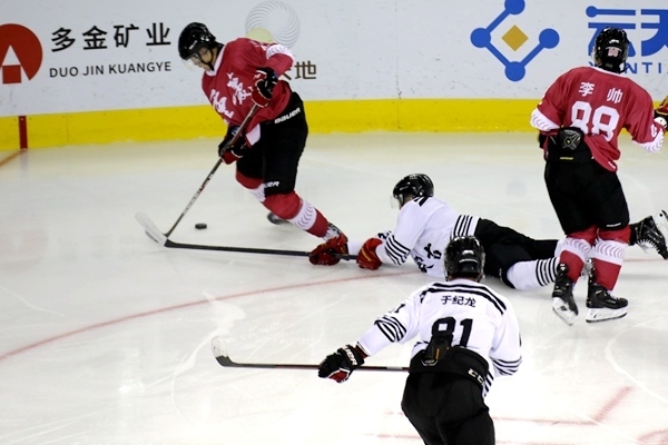 重慶隊(duì)球員與內(nèi)蒙古球員拼搶。人民網(wǎng)記者 胡雪蓉?cái)z