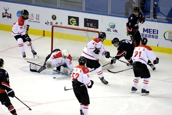 門(mén)前混戰(zhàn)。人民網(wǎng)記者 胡雪蓉?cái)z